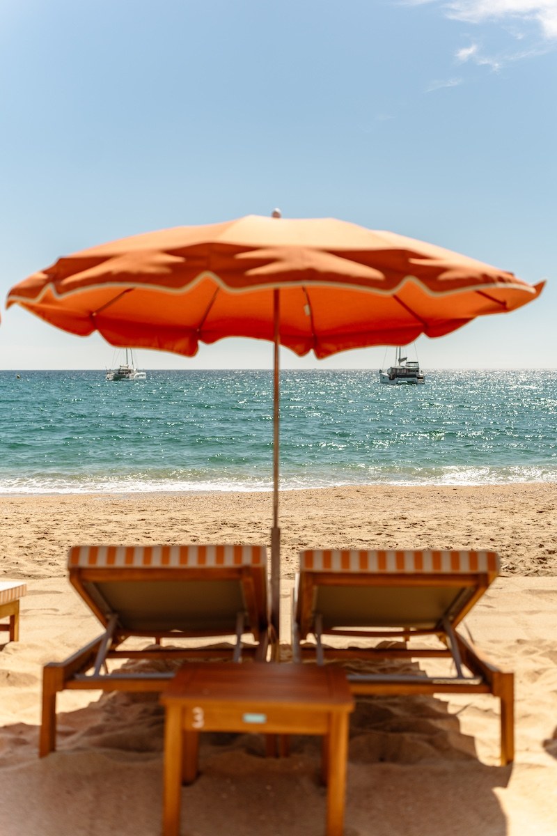 Transats et plage privée