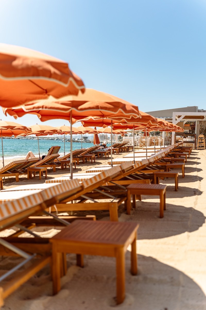 Plage privée du Welcome Beach Club au Lavandou face à la Méditerranée