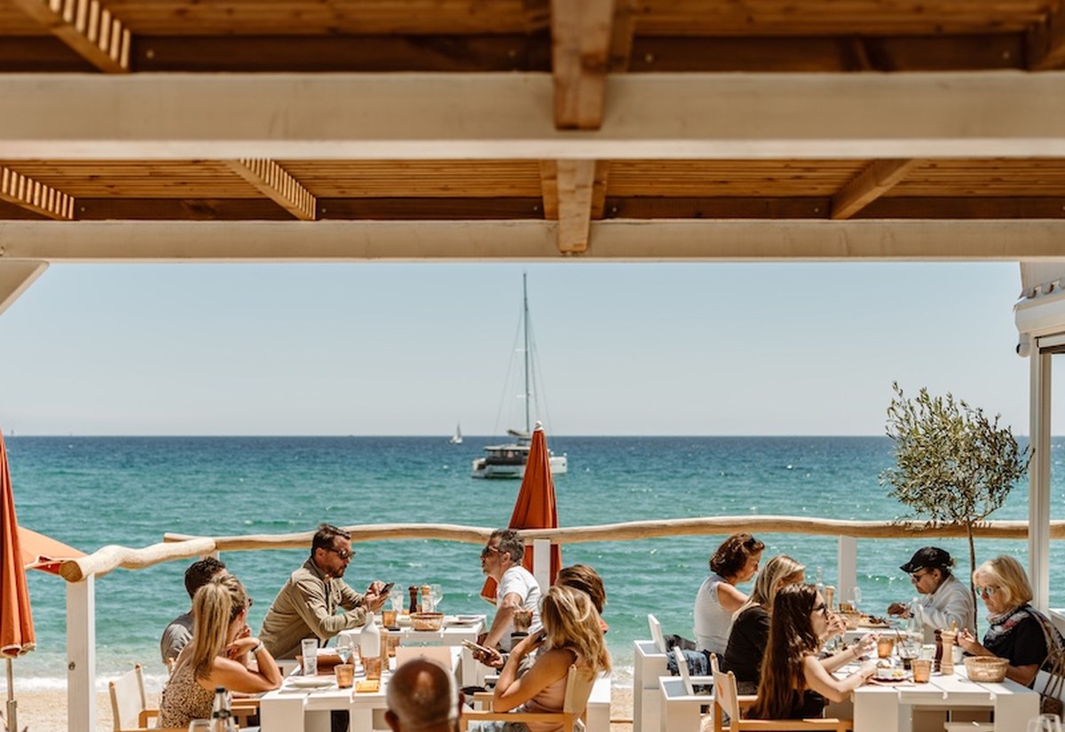 Restaurant les pieds dans le sable